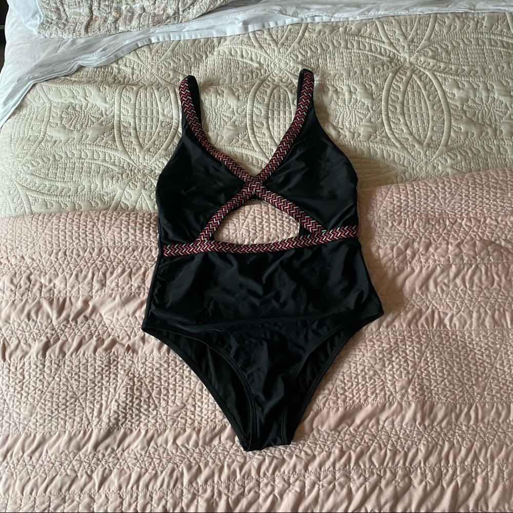 XHILIRATION black bikini with pink details and cut outs with adjustable straps